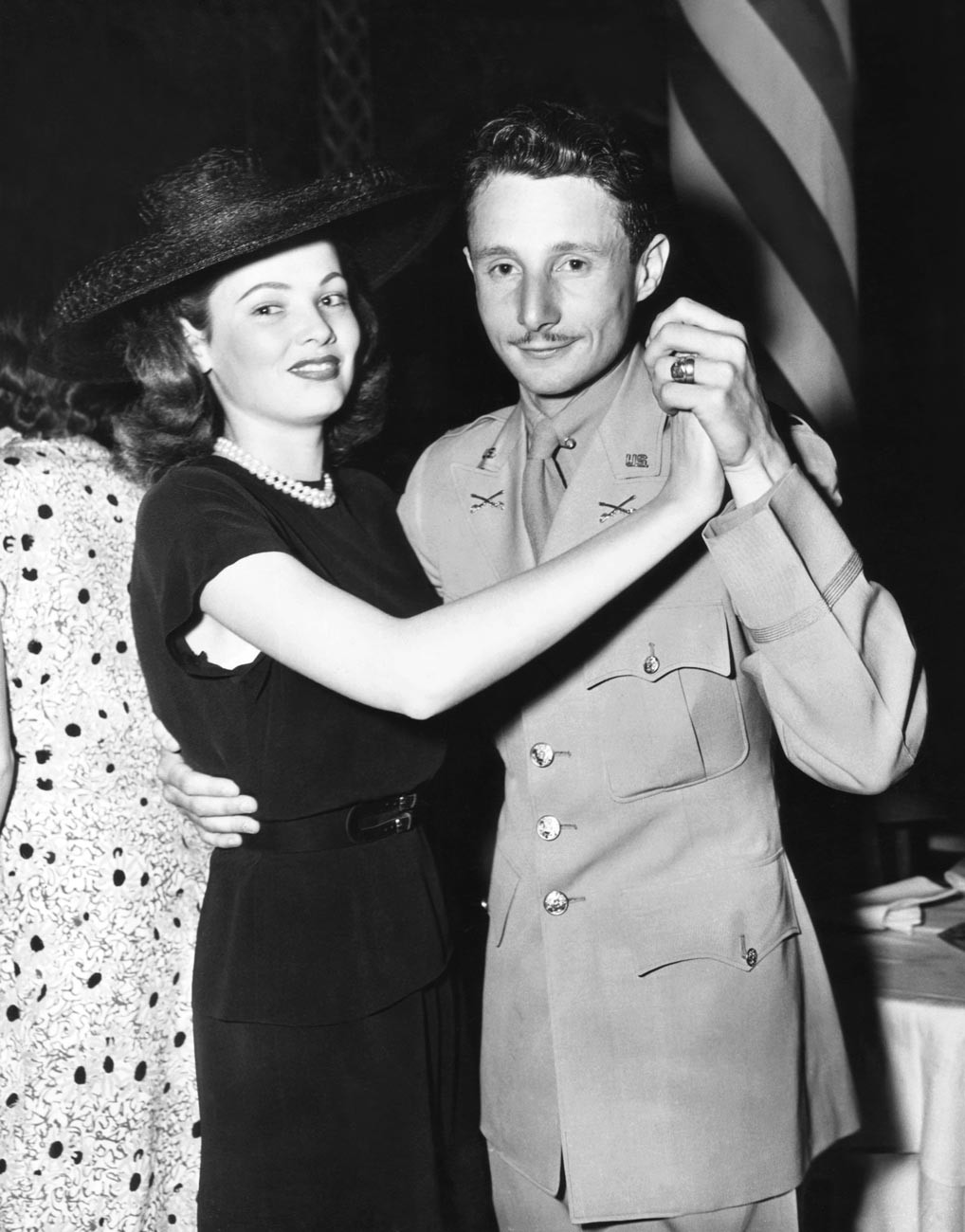 Gene Tierney (v.l) tanzt mit Ehemann Lieutenant Oleg Cassini, 1944.