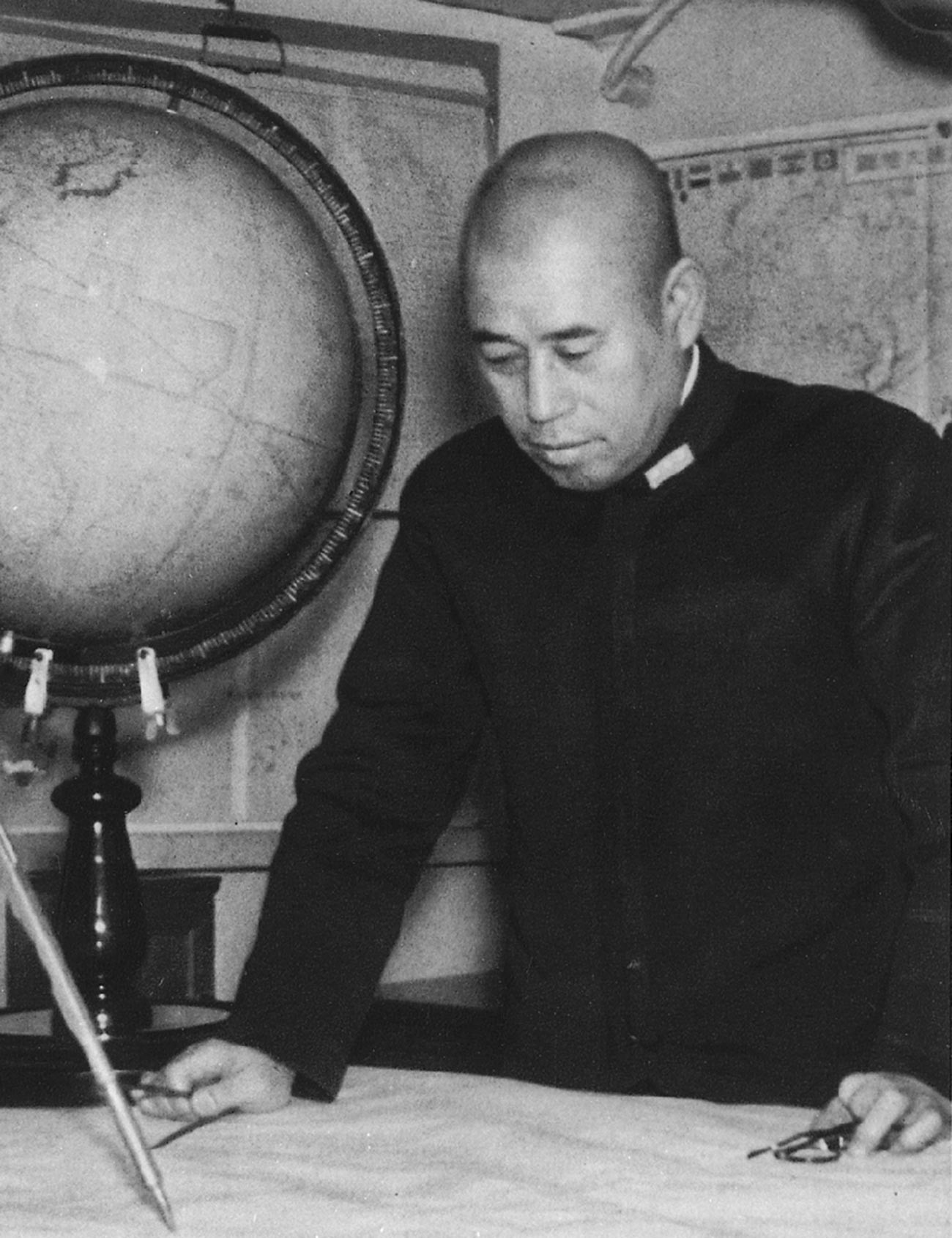 Адмиралот Исороку Јамамото, на плански состанок на Јапонската царска флота на борбениот брод „Нагато“, 1940 година, кога беше главен командант на Обединетата флота.
