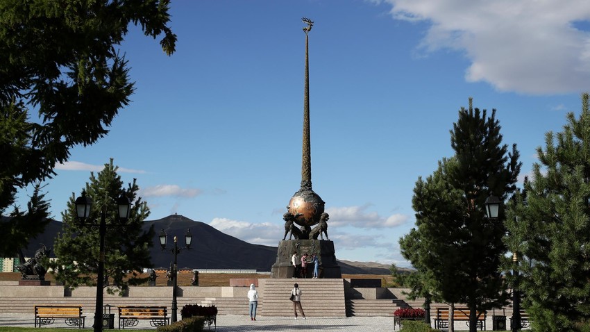 Kysyl. Der Obelisk "Zentrum von Asien", erbaut 2014 nach dem Projekt des burjatischen Künstlers Dashi Namdakow zum 100. Jahrestag der Vereinigung von Tuwa und Russland, im Parkzentrum Asiens.