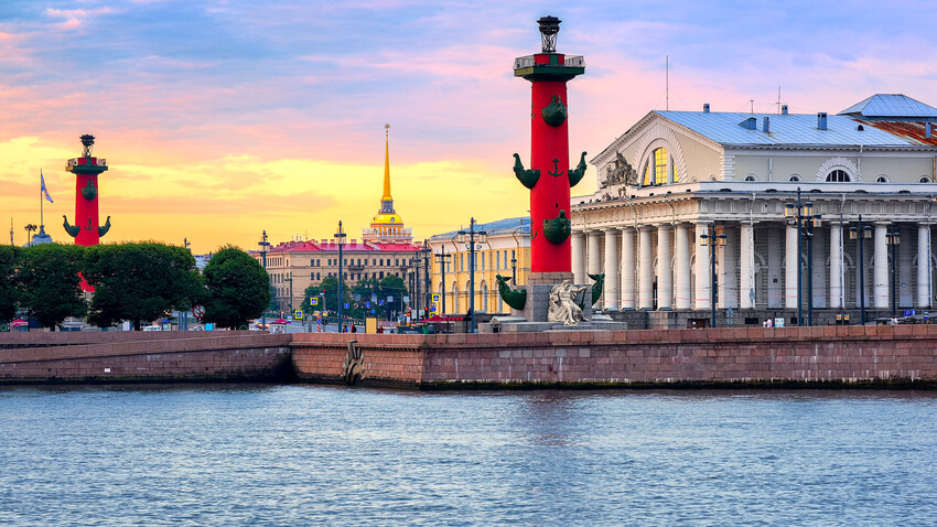 Alte Sankt Petersburger Börse, Rostralsäulen und goldener Turm des Admiralitätsgebäudes am Fluss Newa bei Sonnenuntergang, Russland.