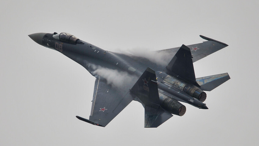 Un caza Su-35 realiza un vuelo de prueba antes del comienzo de la Exposición Internacional de Aviación y Aeroespacial de China en 2014.
