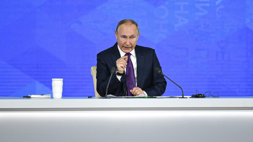 Presiden Rusia Vladimir Putin selama konferensi pers tahunan, Moskow, Jumat (24/12).