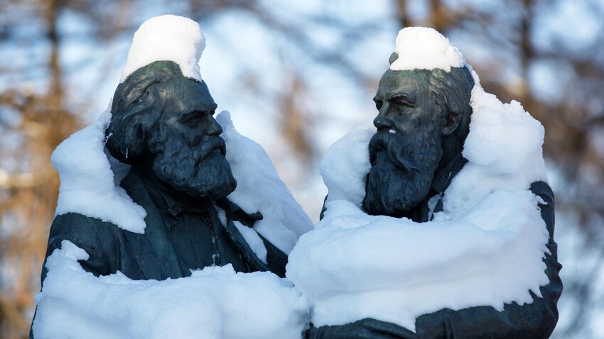 Denkmal für Karl Marx und Friedrich Engels in Petrosawodsk.