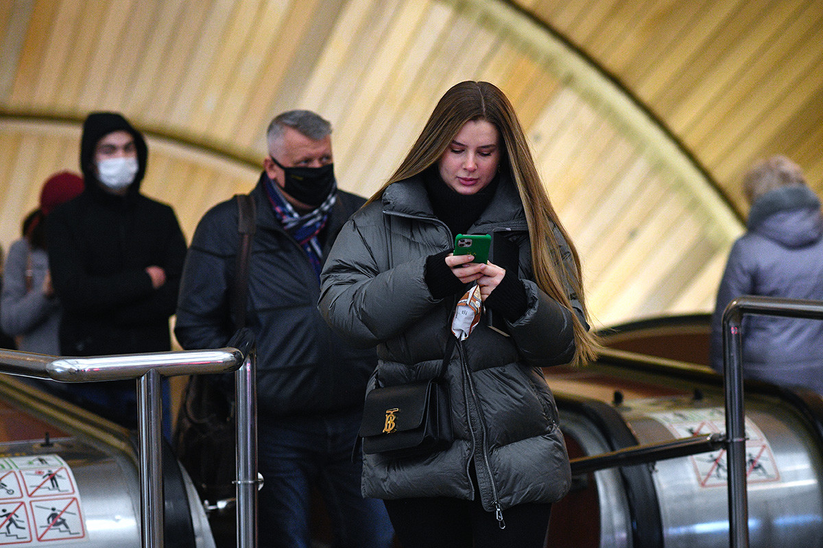 Passagers à la station Tsvetnoï boulvar du métro de Moscou
