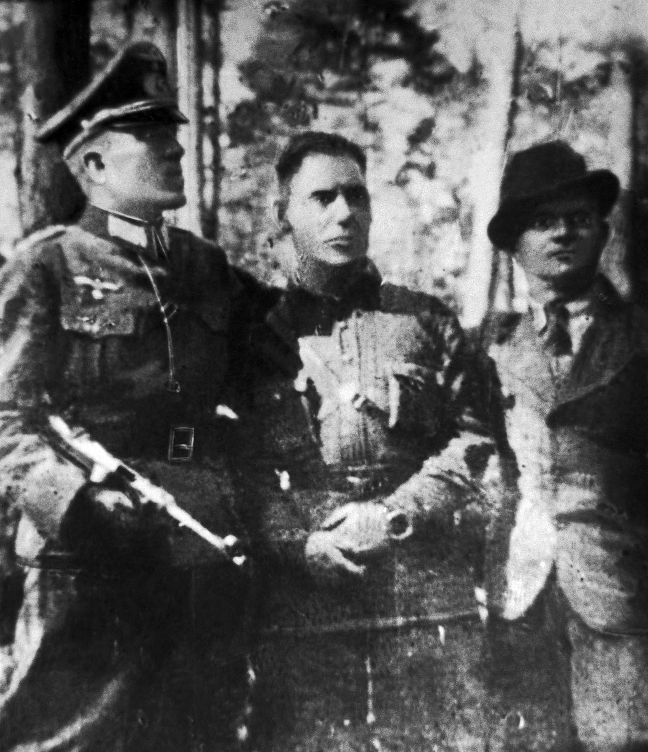 Николај Кузњецов у немачкој униформи (лево), комесар партизанског одреда „Победници“ С.Т. Стехов и обавештајац Н.А. Гњидјук