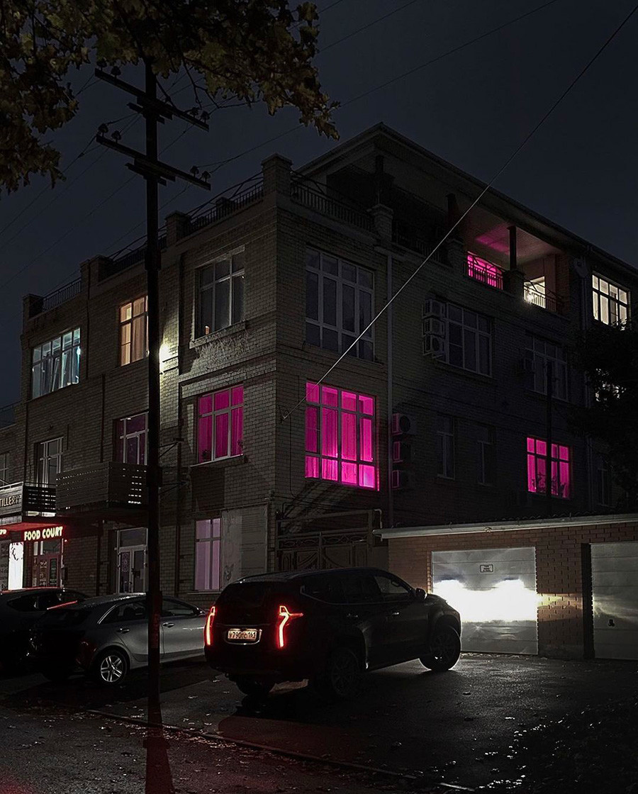 Розовый свет в окнах жилых домов. Фиолетовые окна в домах. Розовые окна в домах. Почему во многих окнах розовый свет.