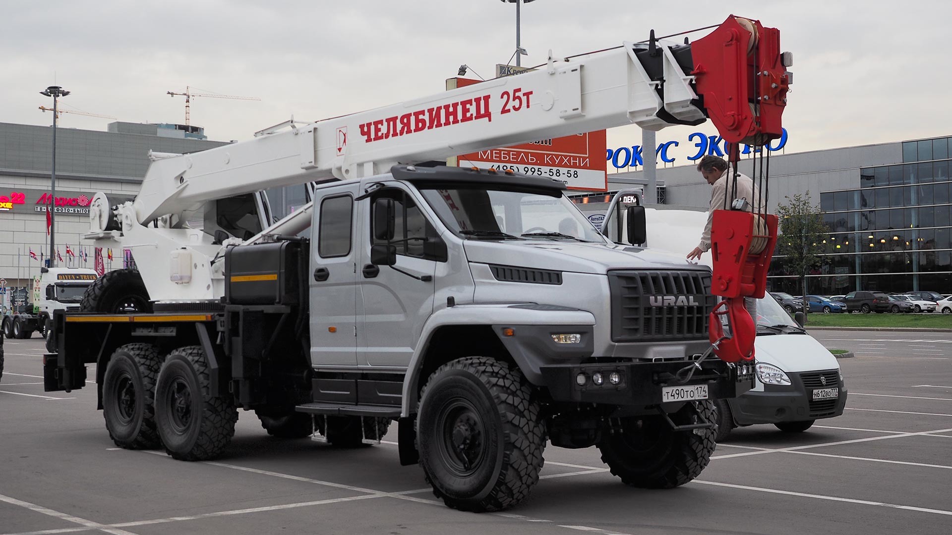 Ural Next Mobilkran mit Doppelkabine.