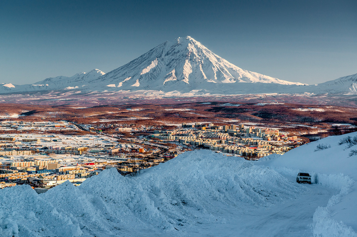 Kota Petropavlovsk-Kamchatsky dan gunung berapi Koryak.