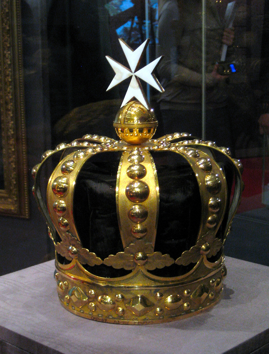 Why are there imperial crowns in the current Russian coat of arms even though Russia is a republic? Other former European monarchies usually keep the same arms but take out the royal