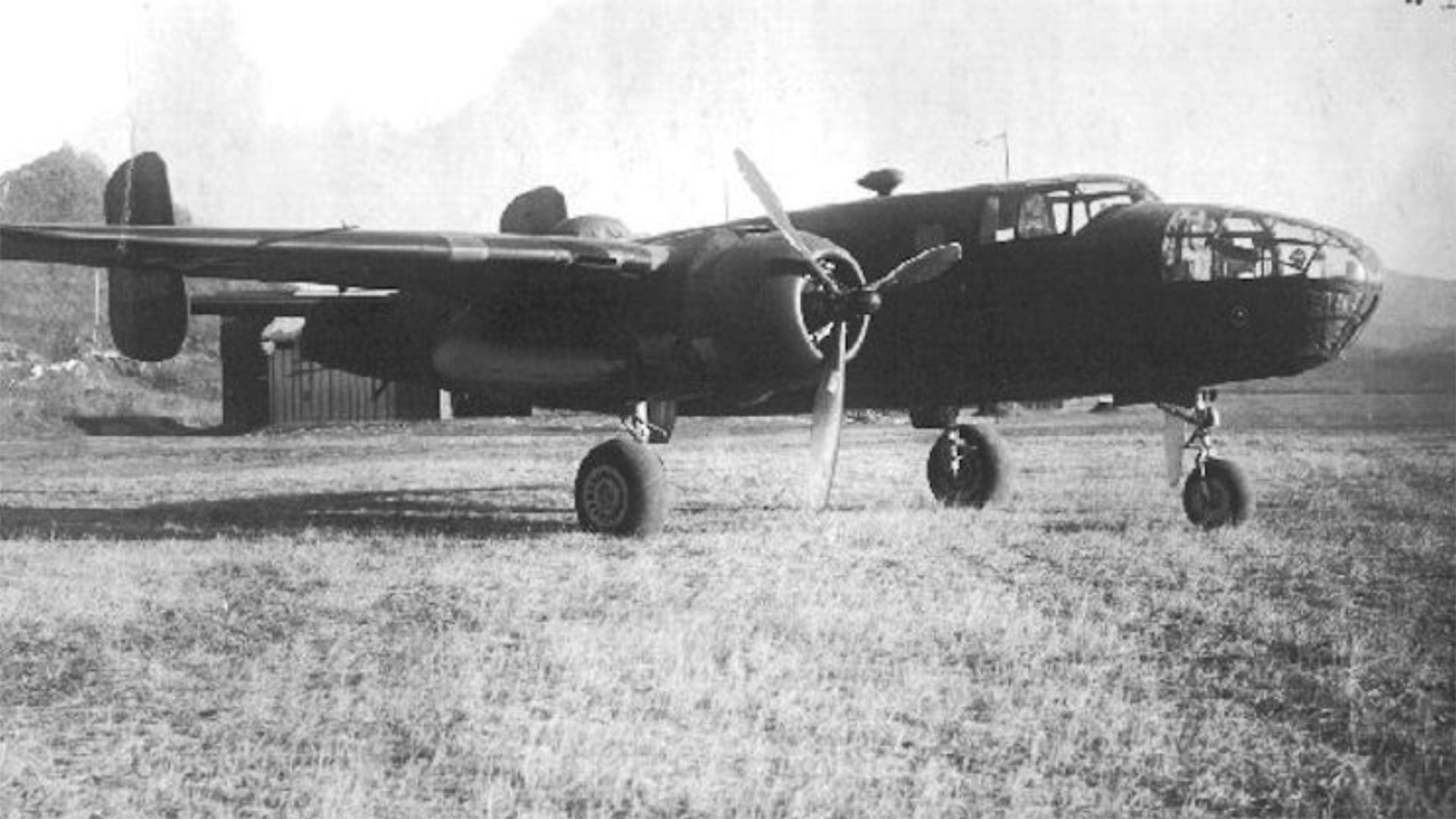 Бомбардер Б-25Б Мичел 40-2242 америчког ратног ваздухопловства који се принудно спустио 40 миља северно од Владивостока по извршеном бомбардовању у Дулитловом нападу на Јапан, 18. април 1942.