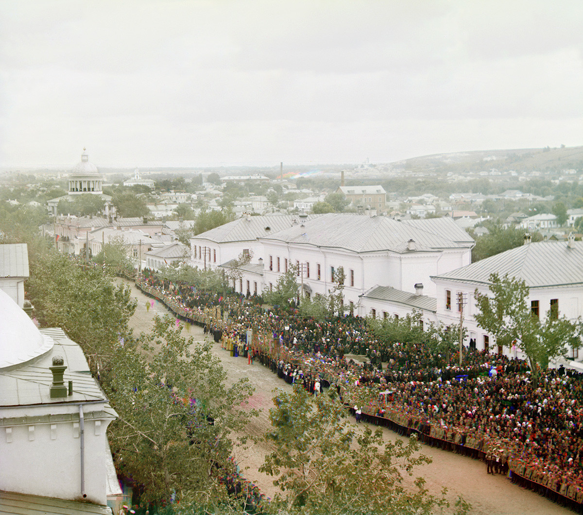 Stolni trg, pogled vzhodno od zvonika samostana Trojice 4. septembra 1911. Dostojanstveniki in množica so se zbrali na križevem sprevodu v čast kanonizacije svetega Joazafa. Na levi: kupolasta katedrala Marijinega rojstva