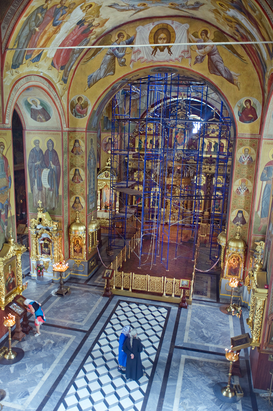 Katedrala Preobraženja, notranjost. Pogled proti vzhodu od kora proti ikonostasu. 24. junij 2015
