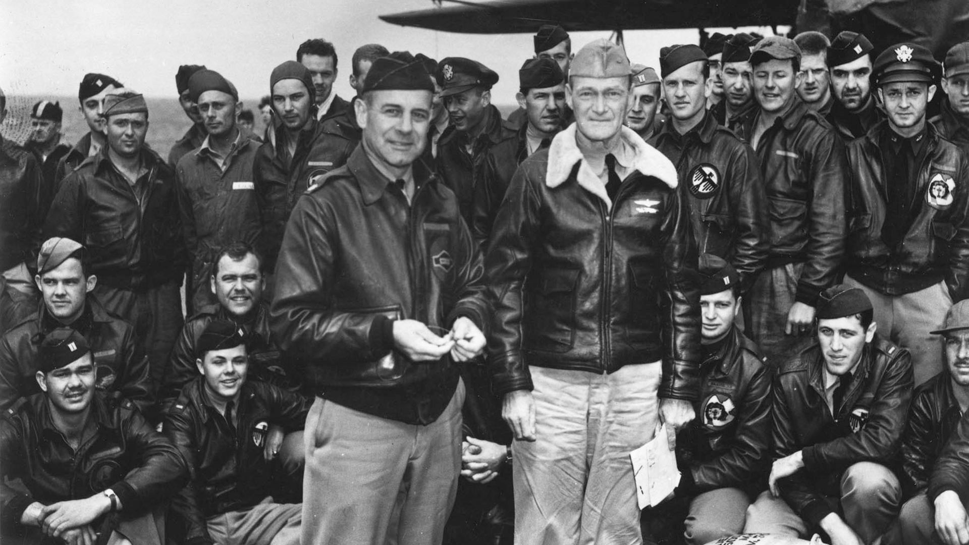 Doolittleov napad na Japan, 18. travnja 1942: potpukovnik i vođa napada James Doolittle, Ratna mornarica SAD-a (lijevi front) i kapetan Marc A. Mitscher, zapovjednik nosača aviona USS Hornet (CV-8) i piloti SAD-a uoči polijetanja. 