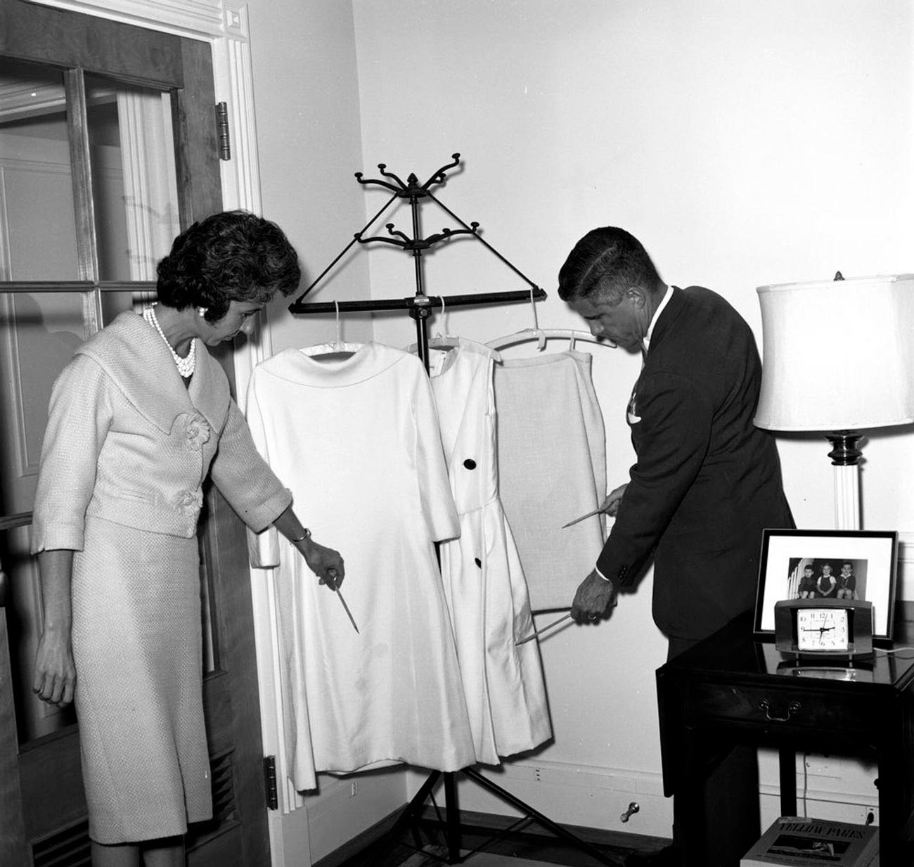 Nekoliko haljina koje je Oleg Cassini dizajnirao za Jacqueline Kennedy.