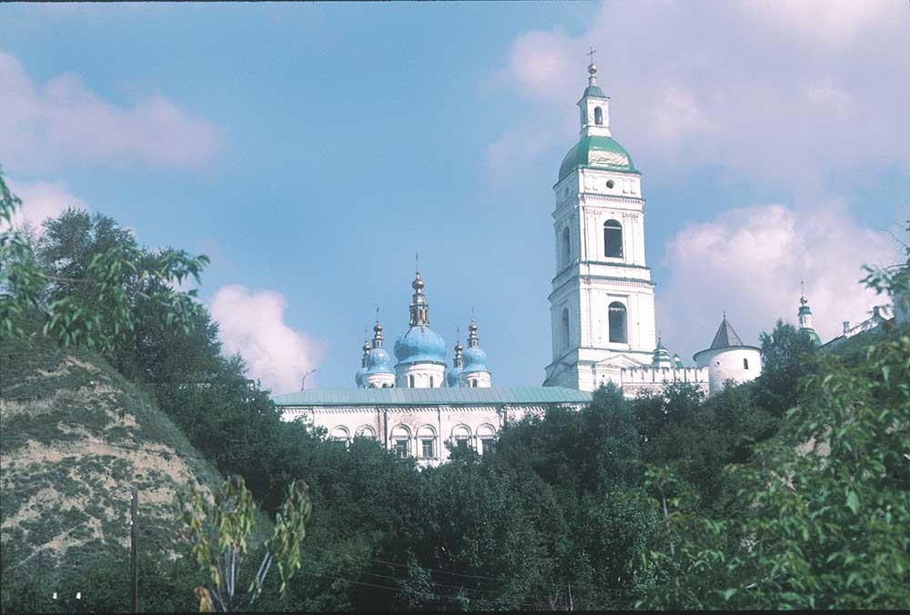 Kremlin de Tobolsk. Vue de la ville basse. Trésorerie (« Chambres suédoises »), coupoles de la cathédrale Sainte-Sophie et clocher
