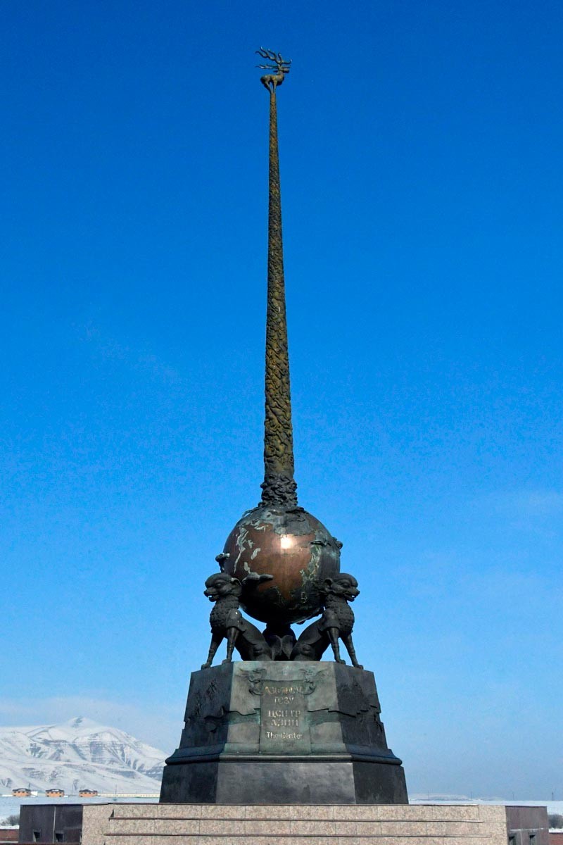 Tugu 'Pusat Asia' rancangan arsitek Dashi Namdakov.