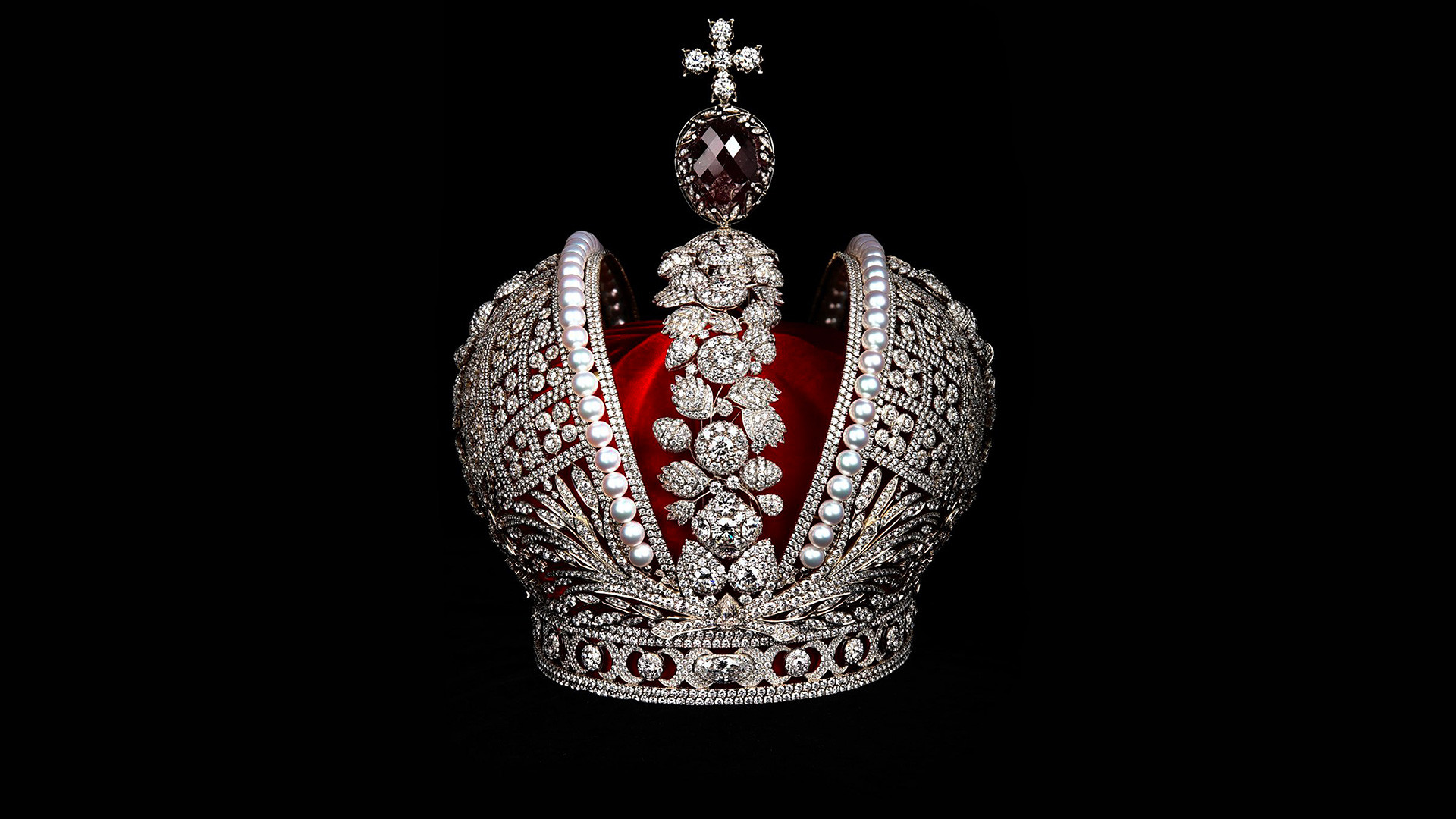 A grande coroa imperial da Rússia.

