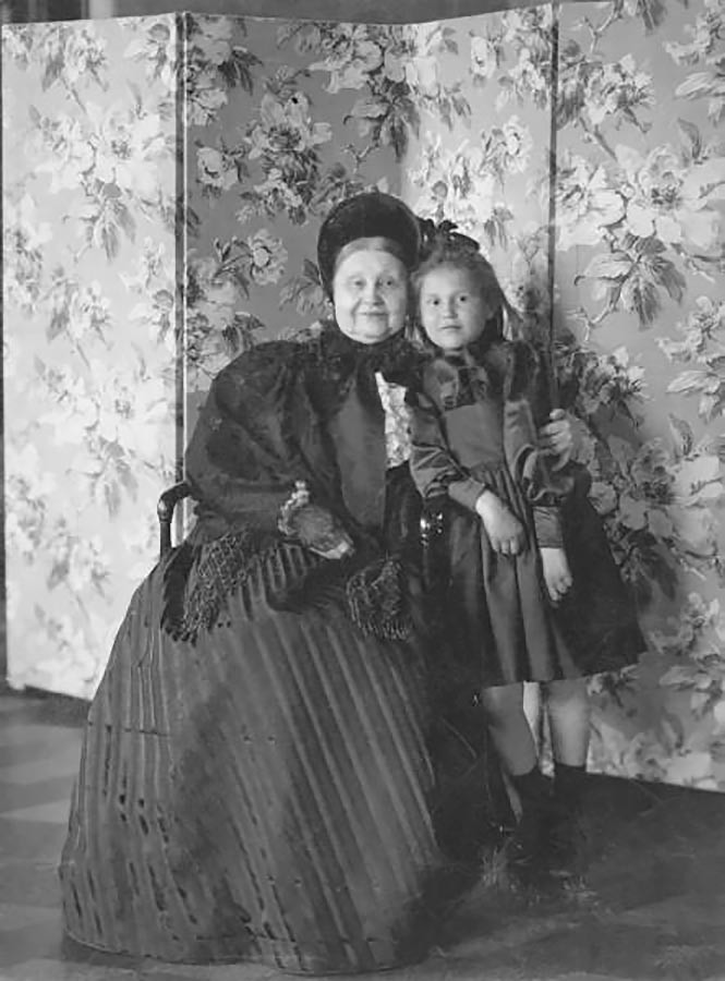 Мария Фьодоровна с внучката си