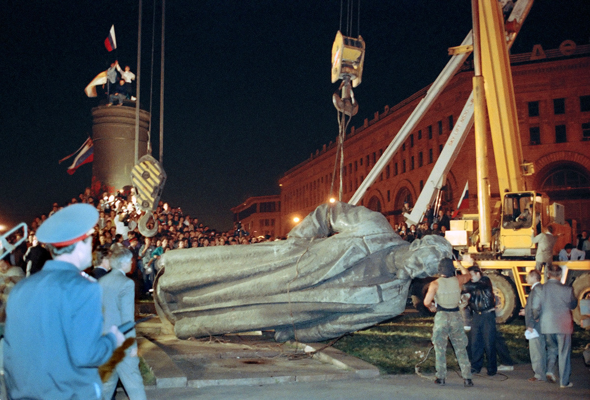 La statua del fondatore del KGB, Feliks Dzerzhinskij, smantellata a Mosca, in Russia, nell'agosto 1991