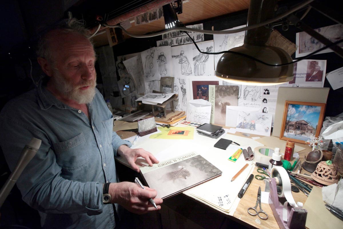 Umetnik Jurij Norstein prodaja in podpisuje svoje knjige vsem v studiu. 