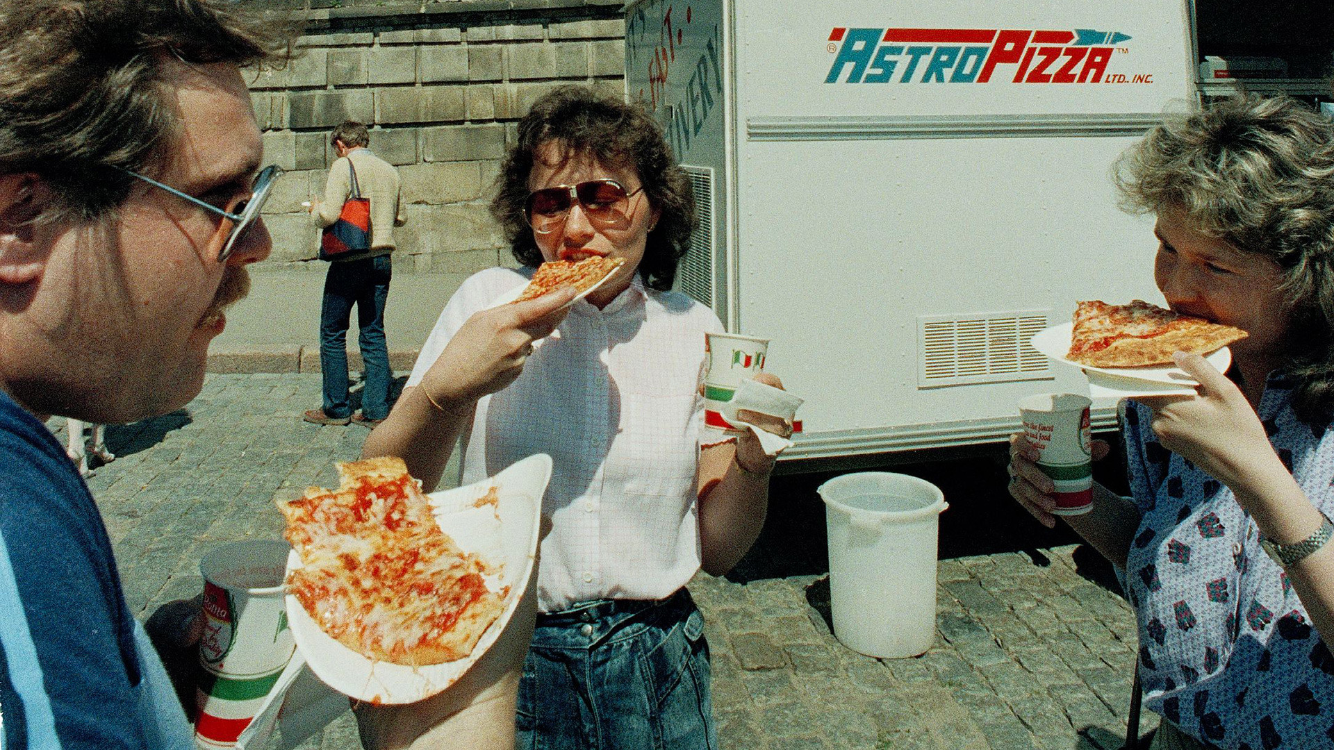 Soviets eat American-style pizza from the truck in Red Square in Moscow, May 28, 1988.