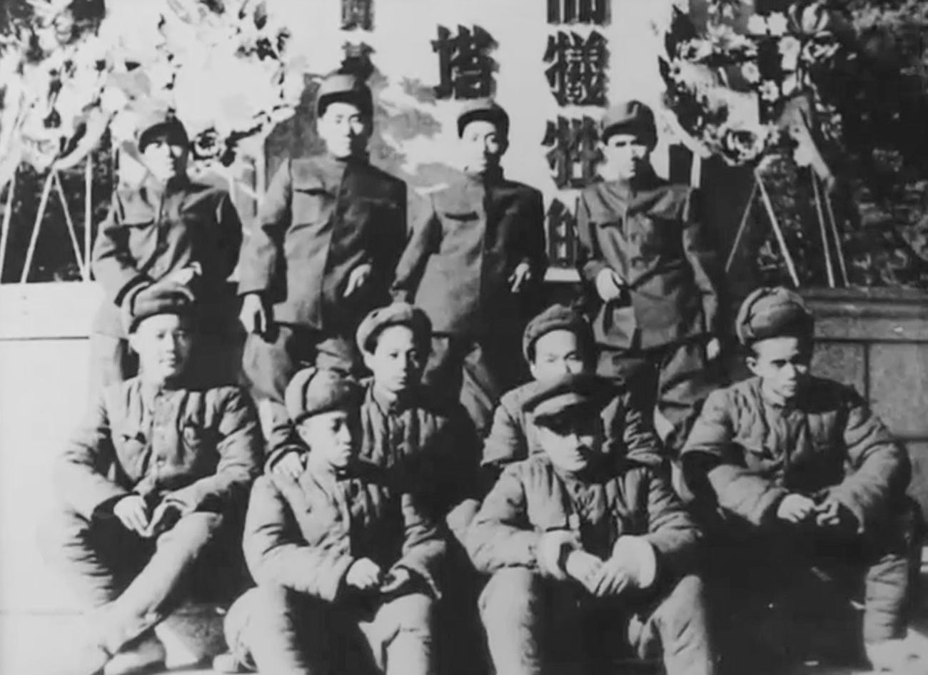 Mao Anying (drugi lijevo u zadnjem redu) sa suborcima