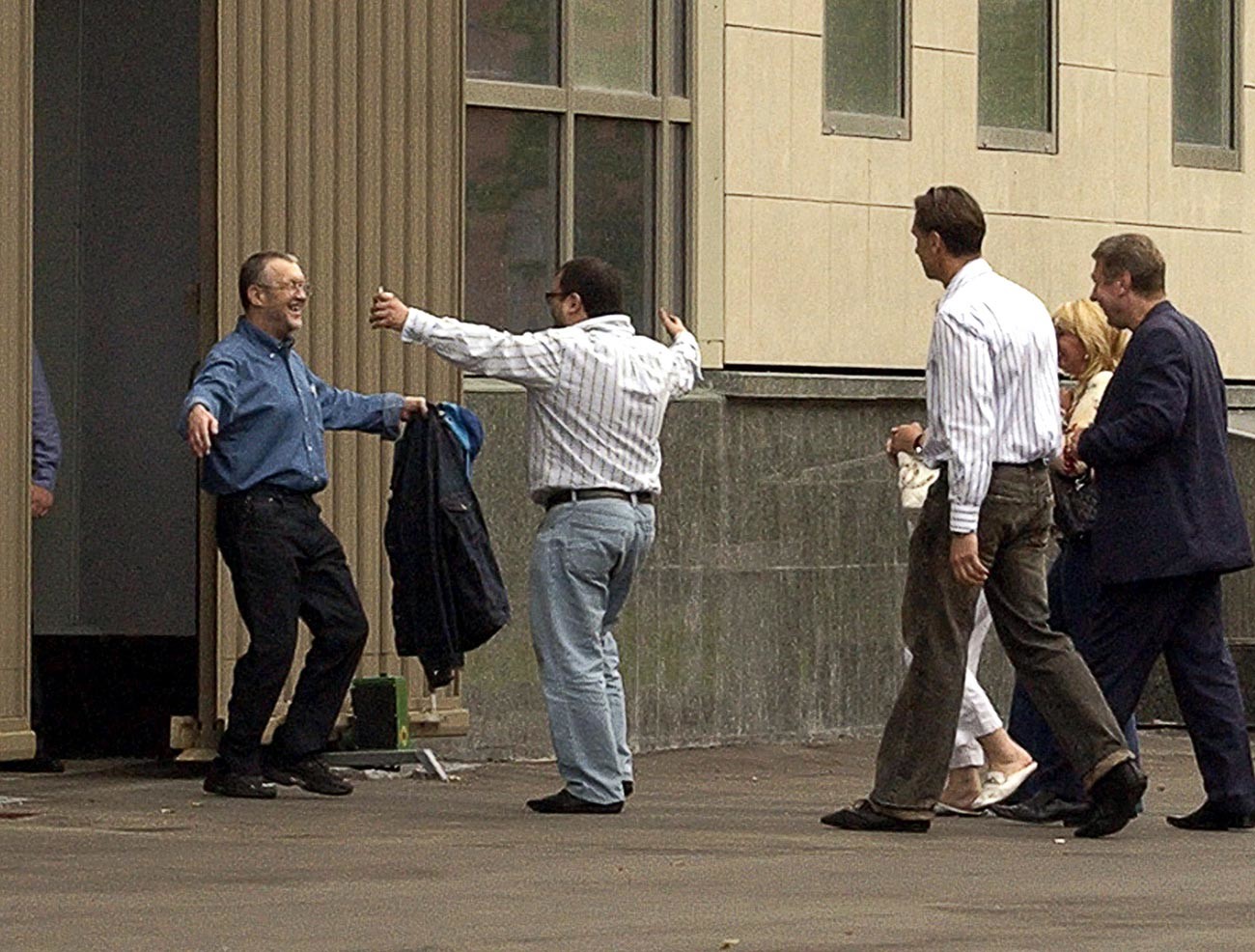 Der angebliche Mafia-Pate Ivankov wird von Verwandten begrüßt, als er ein Gerichtsgebäude in Moskau verlässt.