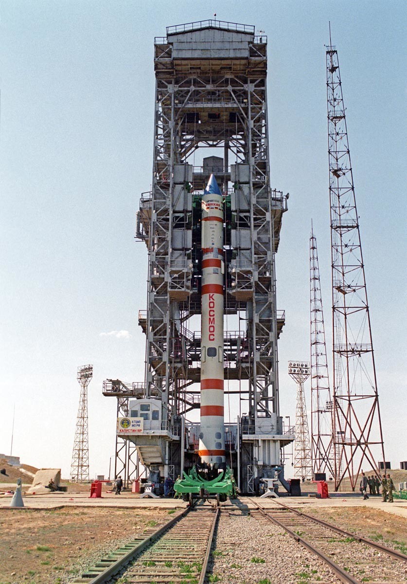 Preparazione al lancio dal cosmodromo di Kapustin Jar, 1999