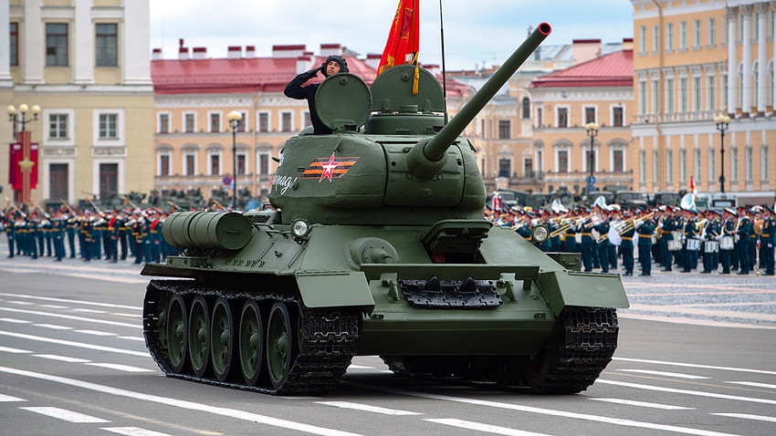 Tenk T-34 na Paradi Pobjede na Dvorskom trgu u Sankt-Peterburgu. 