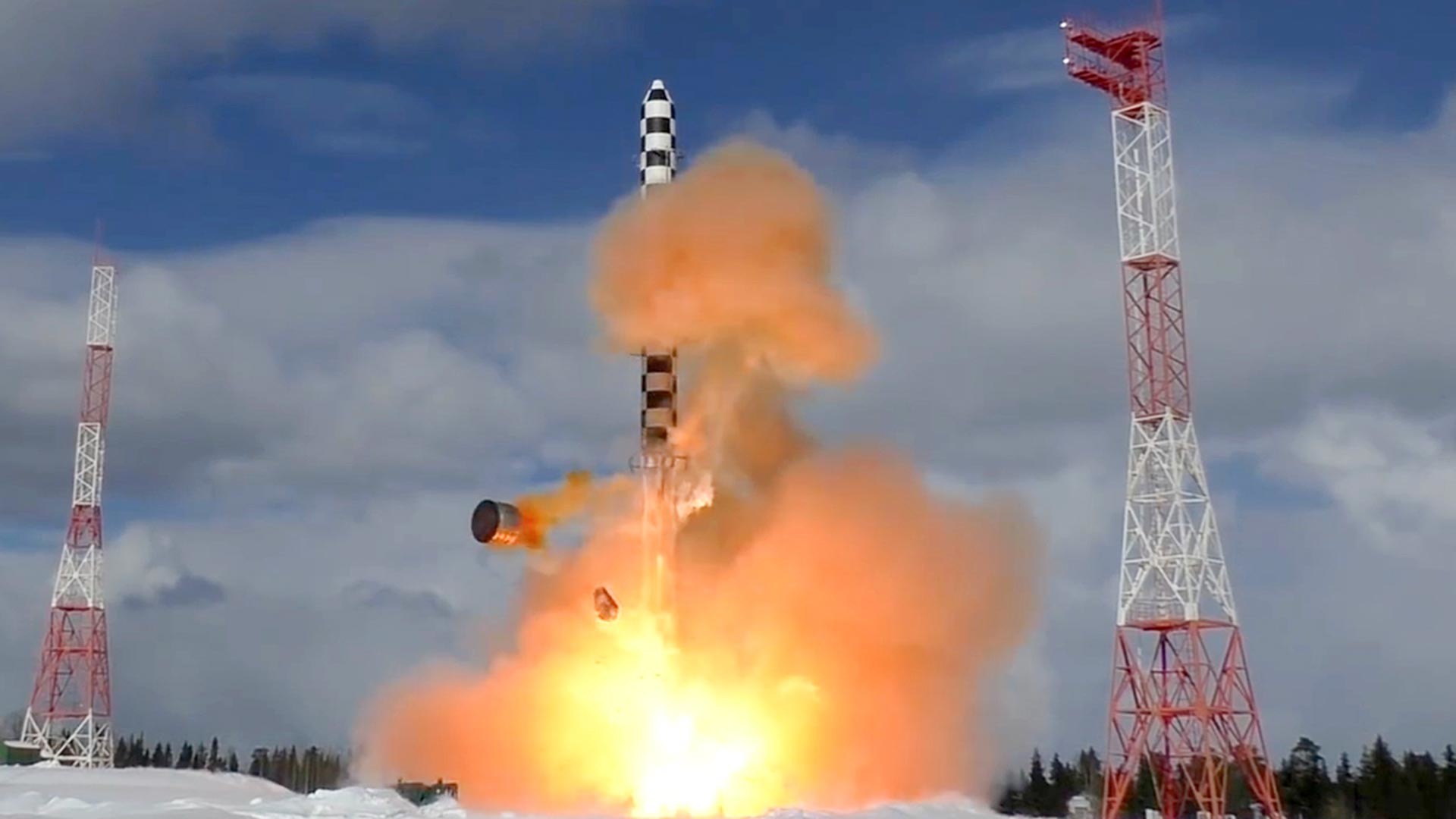 Лансирање тешке интерконтиненталне балистичке ракете „Сармат“ са космодрома Плесецк, Архангелска област.