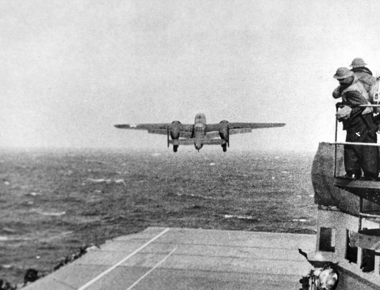 Нападот на Дулитл. Бомбардер Б-52-Б Мичел полетува од носач на авиони.
