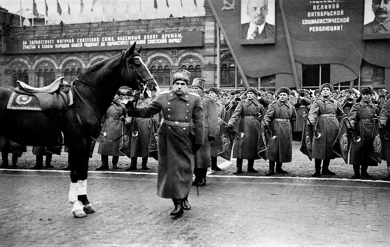 Маршал Советского Союза Леонид Говоров готовится принимать парад войск Московского гарнизона на Красной площади в 1947 году.