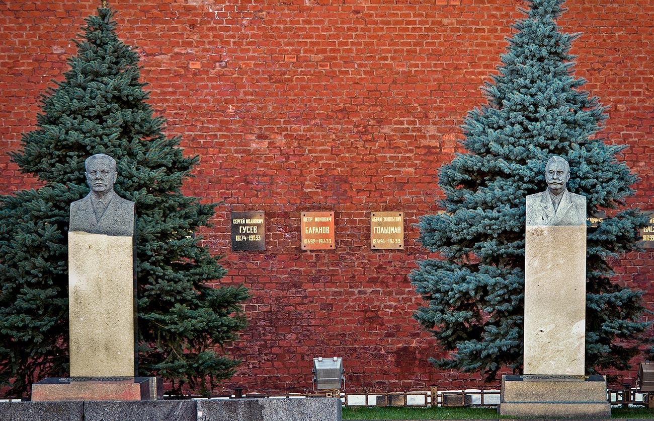 Часть некрополя у Кремля: бюсты вождей и мемориальные таблички в стене