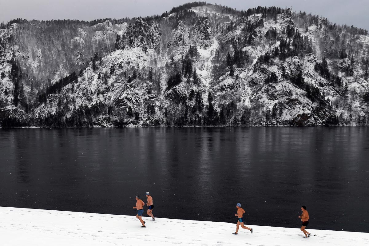 Membres d'un club de natation hivernale sur les rives de l'Enisseï, à Divnogorsk (Sibérie)