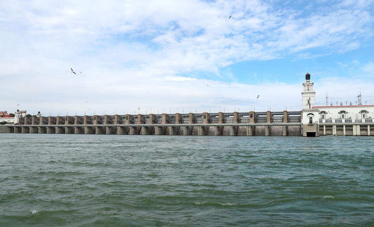 Цимлянская гидроэлектростанция на реке Дон.