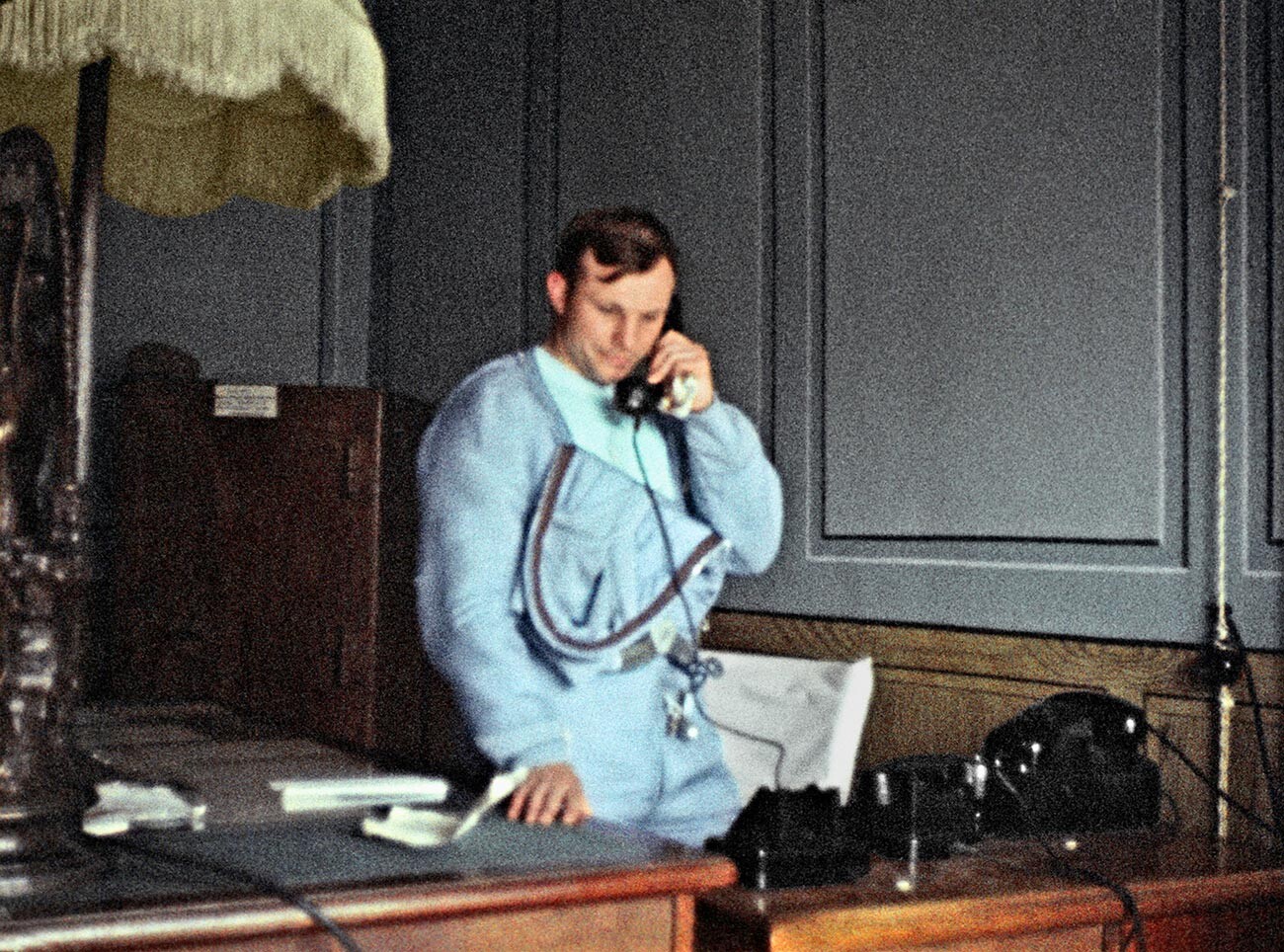 Iouri Gagarine s'entretenant au téléphone avec Khrouchtchev suite à son vol