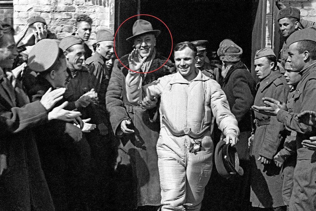 Gagarin após a aterrissagem e, ao redor dele, a equipe de busca liderada pelo comandante da divisão de mísseis Major A. Gassiev, além de residentes locais. 