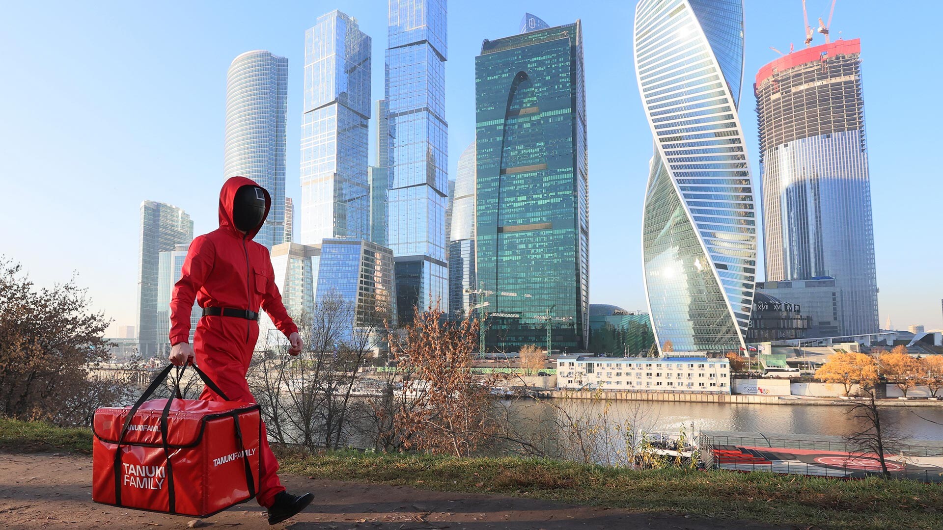 Курир ланца ресторана „Тануки“ доставља храну у костиму ликова из серије „Игра лигње“ (Squid game)