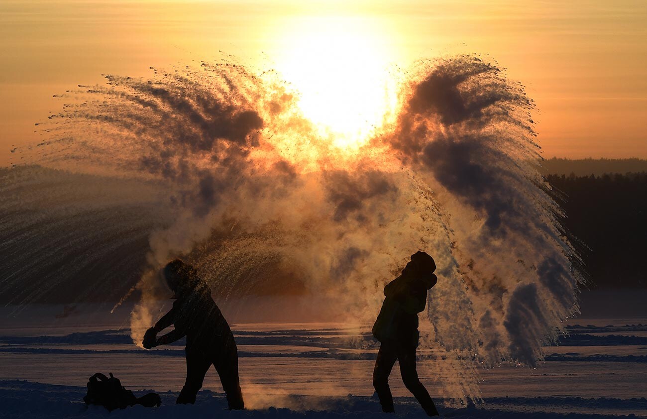 Мештани праве „ледени ватромет“ на леду Краснојарског акумулационог језера. Министарство за ванредне ситуације упозорава да се температура ваздуха у централним подручјима Краснојарског краја спушта на 45-50 степени Целзијуса испод нуле.