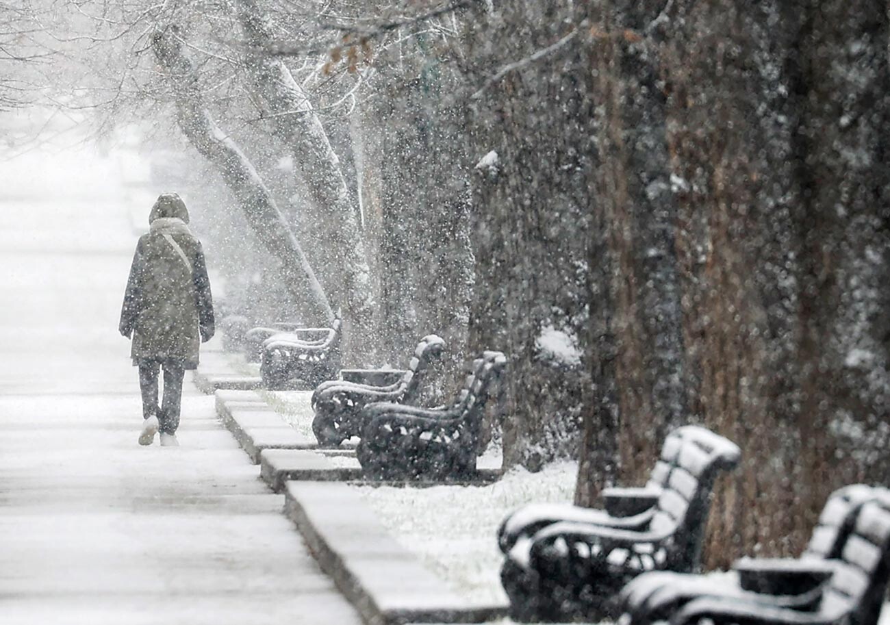 Тверски булевар. Хидрометеоролошки центар Русије саопштио је да се у петак очекује облачно време, киша и мокар снег, највиша температура 5 степени Целзијуса.