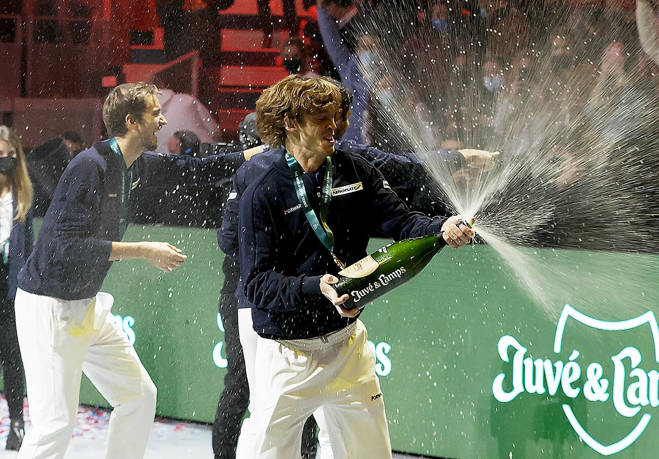 Андреј Рубљов отвара шампањац на прослави победе на Дејвис купу у мушкој конкуренцији. Руски тенисери су победили Хрвате у финалу Дејвис купа 5. децембра 2021. године у Мадриду