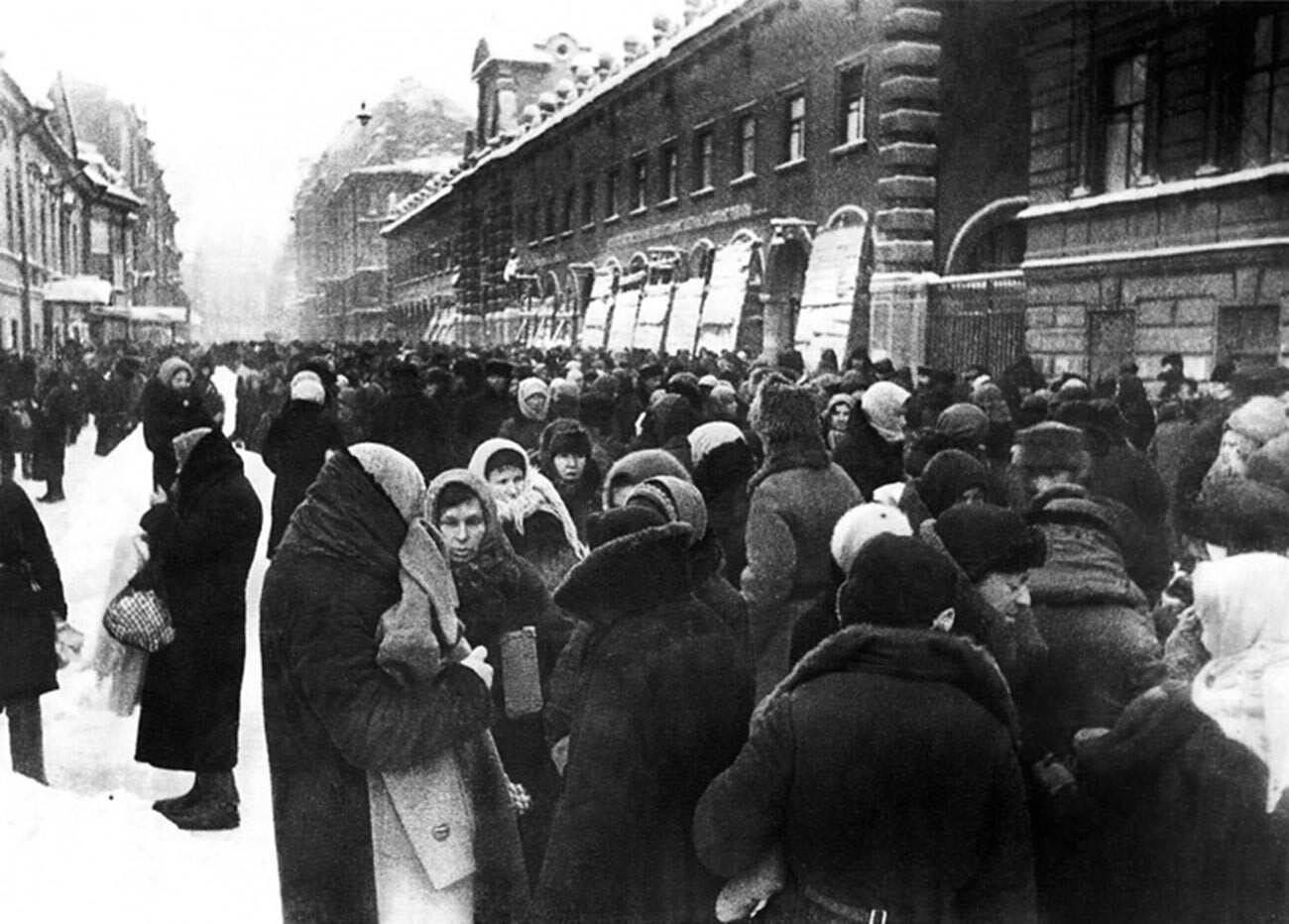 Толкучка у Кузнечного рынка в блокадном Ленинграде, зима 1941-1942 гг.