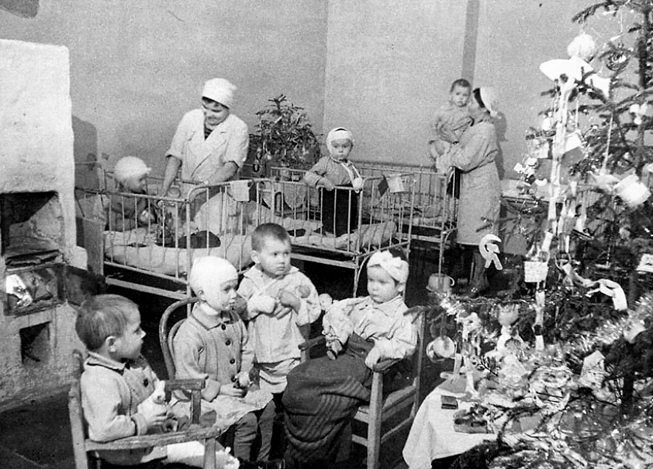 Палата детской больницы с новогодней елкой в блокадном Ленинграде, зима 1941-1942 гг.