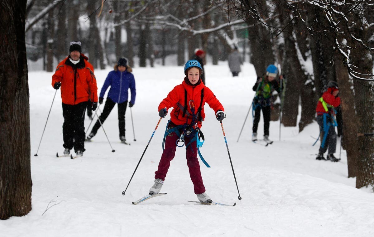 Ski lintas alam adalah bagian dari program olahraga sekolah