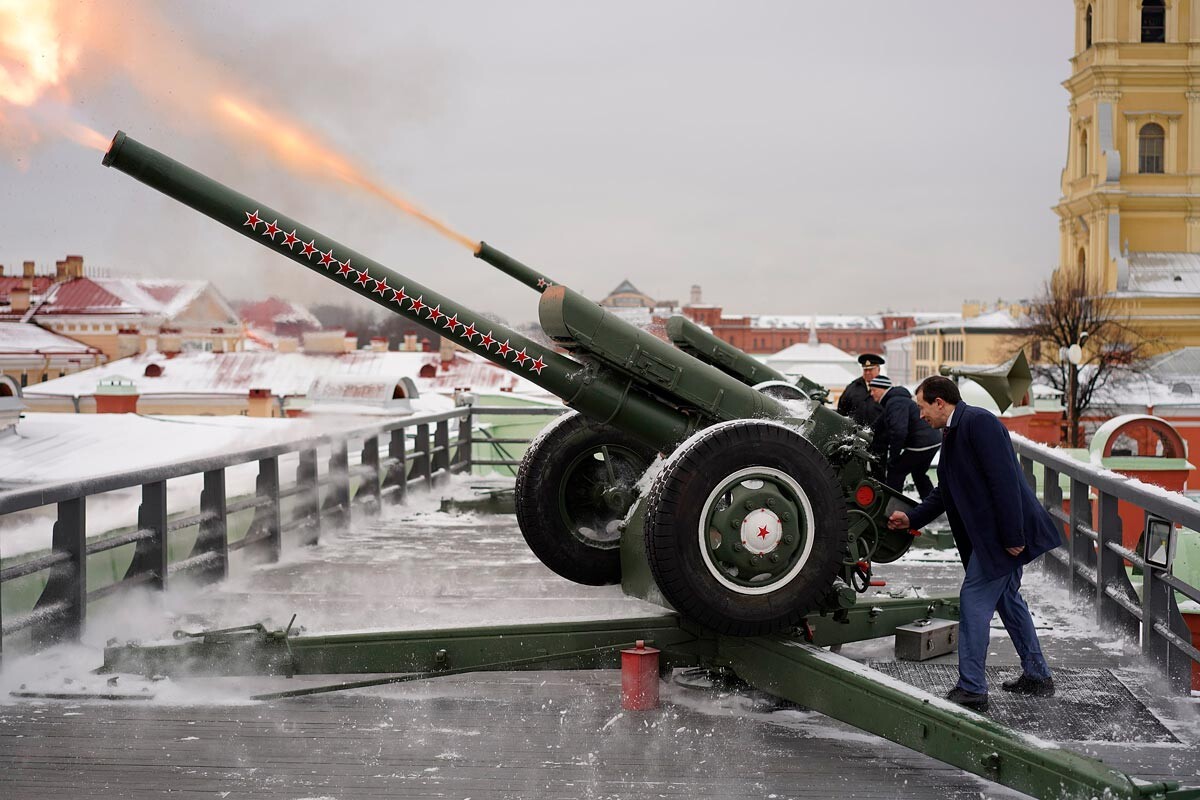 Одновременный выстрел из двух орудий в честь дня рождения СПбГУ и команды атомной подводной лодки, 2020 года