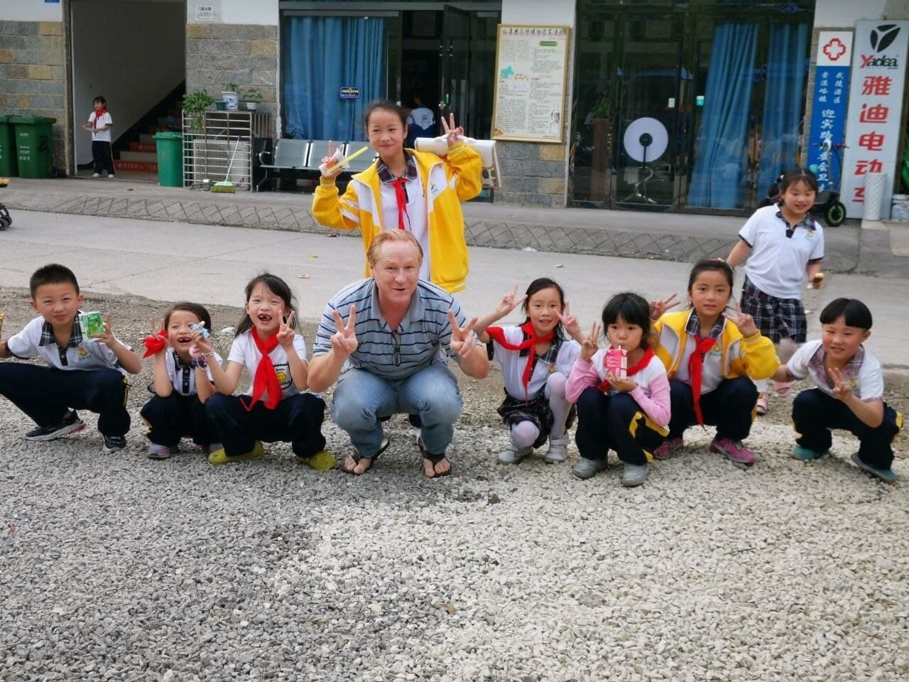 Sergio e Lieege com estudantes na China.