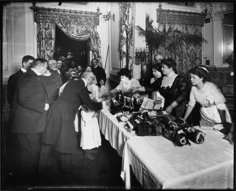 Presentes na árvore para filhos de policiais, 1910-1912.