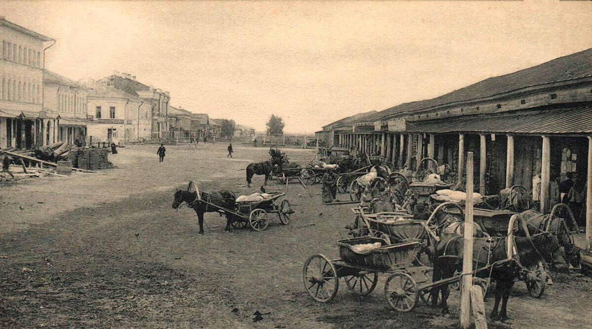 Salah satu jalan pusat Vesyegonsk yang difoto sebelum 1916.