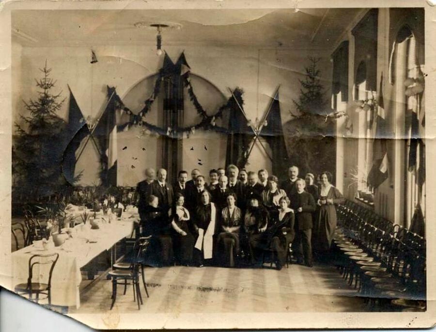 Avant le repas de fête, années 1910