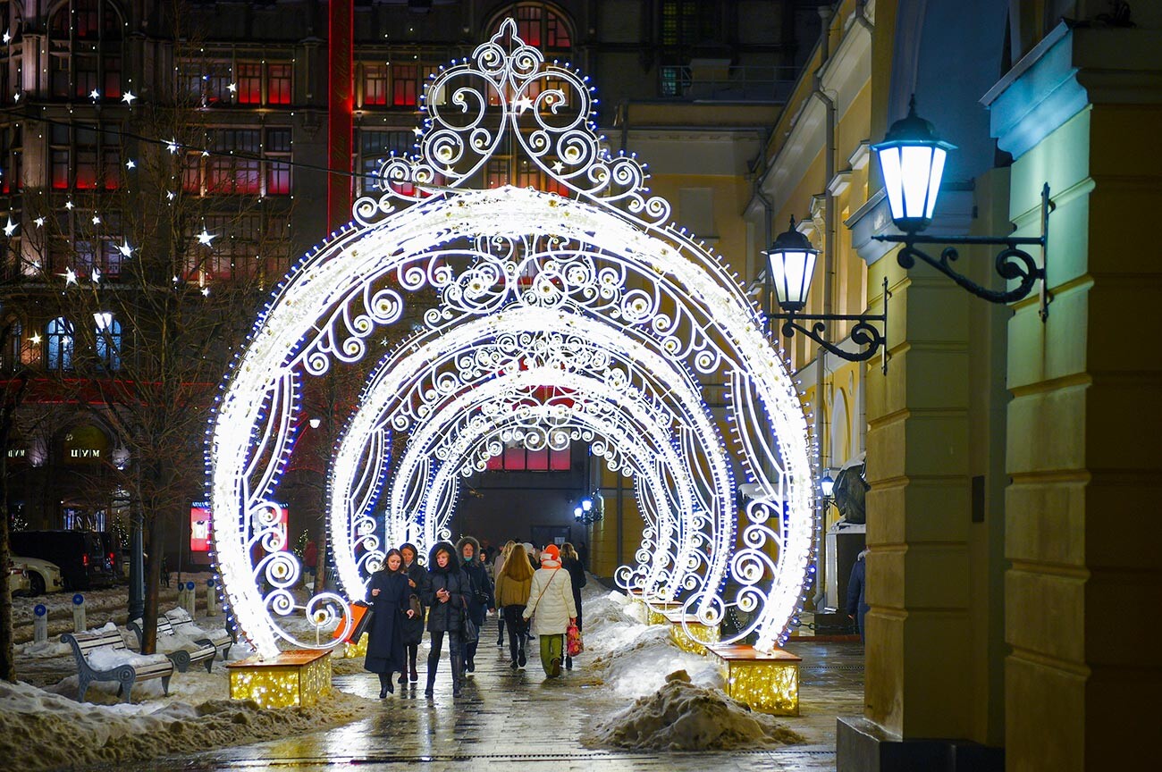 Новогодишни декоративни арки в Малий театър в Москва